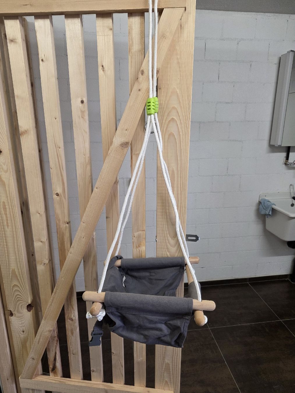 Altre altalene da giardino: Kinder-Babyschaukel mit Gurt, Holz & Seil – Usato da Felben-Wellhausen venduto da Darameo