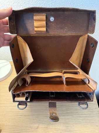 Ancienne sacoche en cuir, vintage, unique, pour connaisseur.