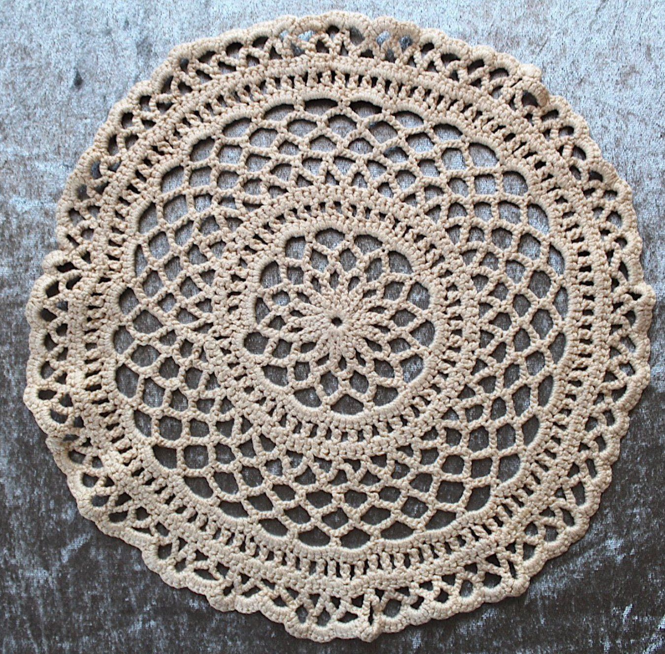 Altra biancheria da tavola: Beige gehäkelte Spitzendecke, Durchmesser ca. 29.5 cm – Usato da Locarno venduto da fripui
