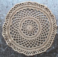 Beige gehäkelte Spitzendecke, Durchmesser ca. 29.5 cm