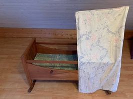 Kinderwiege aus Holz