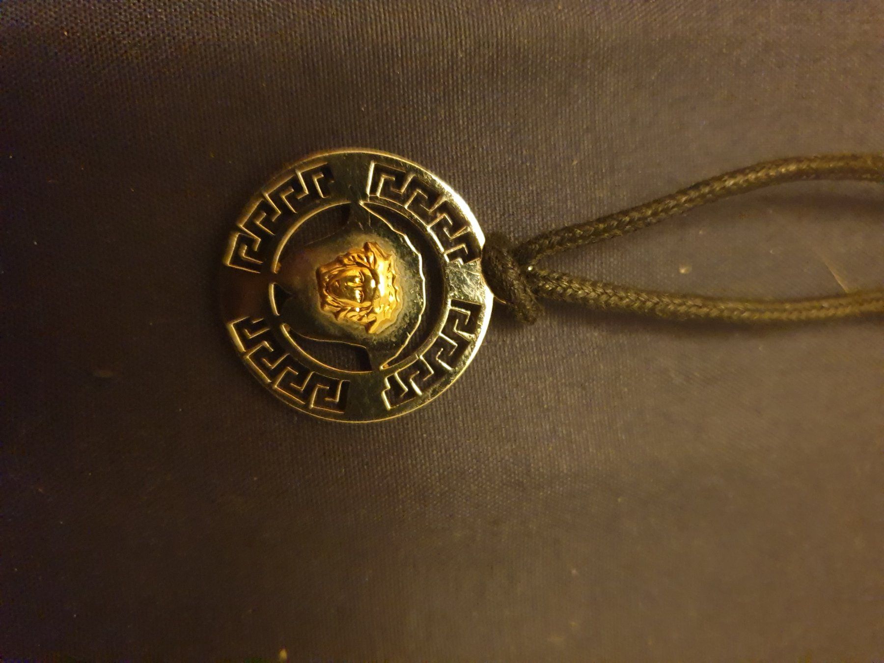 Versace Catenine: Collier Versace vintage unisexe médaillon doré – Usato da Troistorrents venduto da ami_mzq5 3