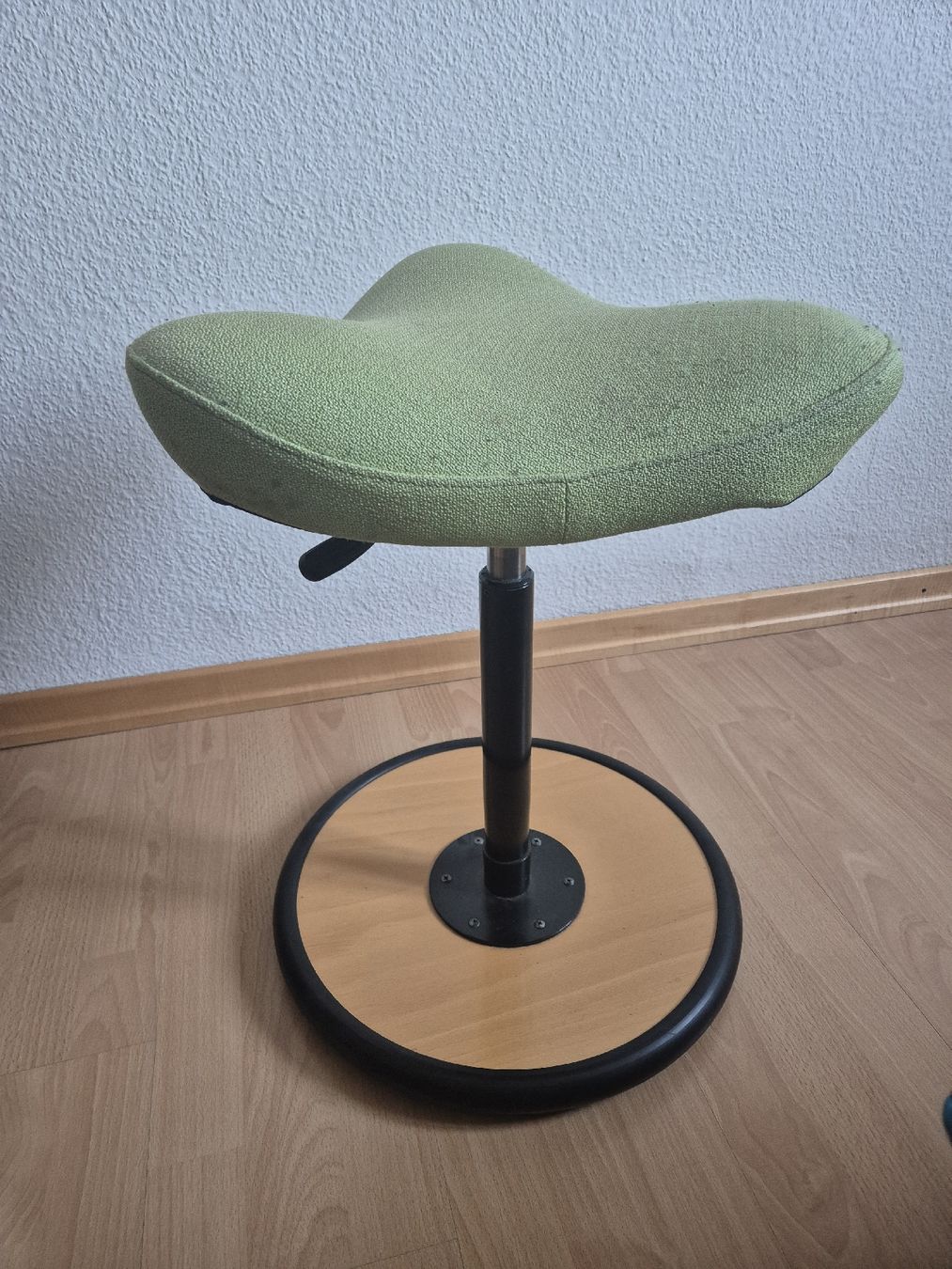 Varier Sedie: Varier Move™ Aktiv-Sitzhocker / Stuhl – Usato da Basel venduto da MadameDupont01