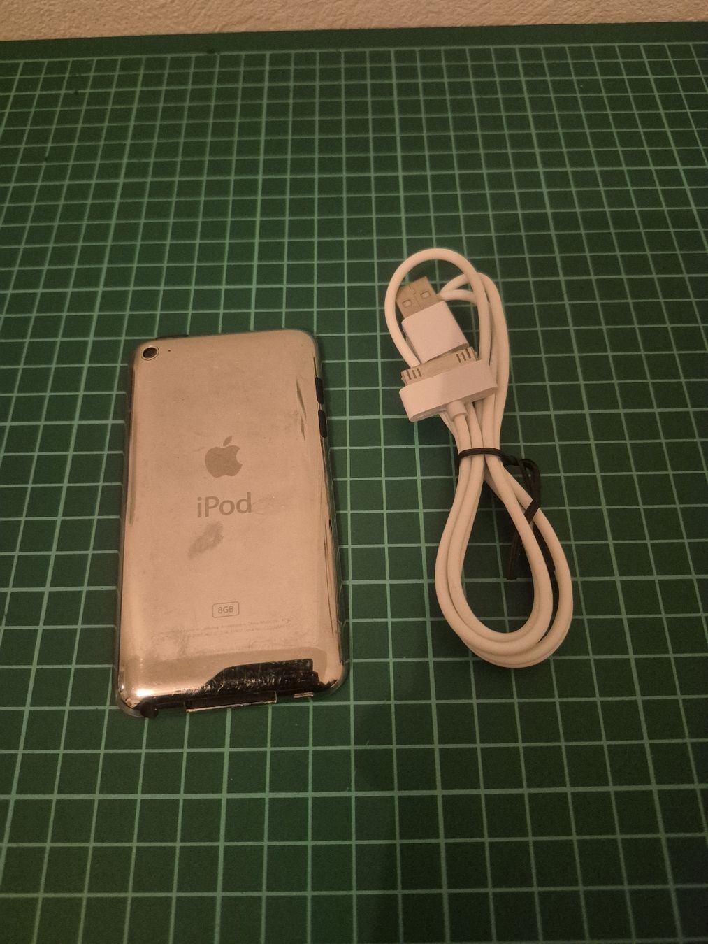Apple Tragbarer Mediaplayer: Apple iPod Touch 4th Generation 8GB - Great for Summer! – Gebraucht aus Meyrin von Retro-GZ 1