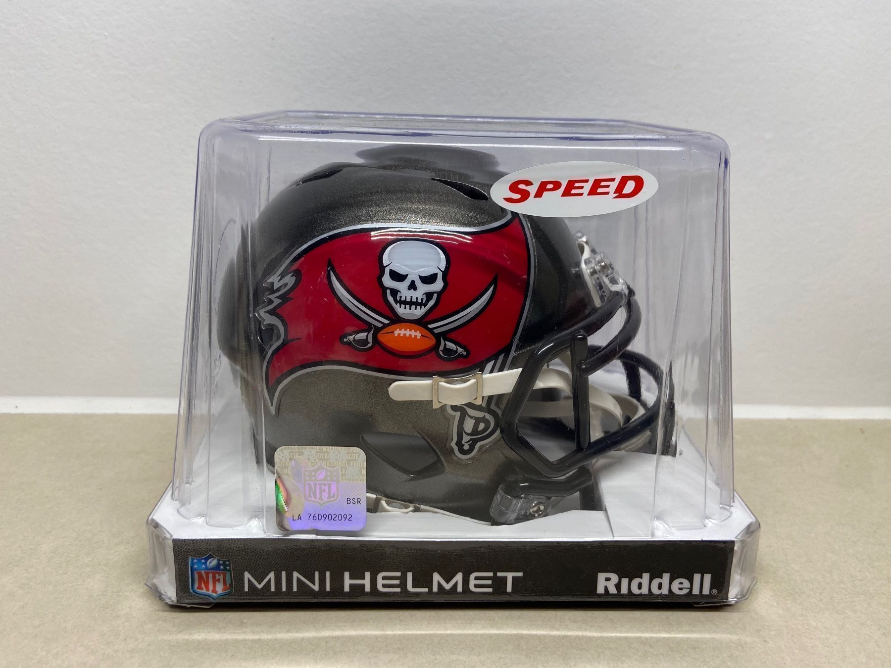 NFL Antike Kleidung: Tampa Bay Buccaneers Mini Speed Helm – Neu und originalverpackt aus Muttenz von US_Sport_Schweiz