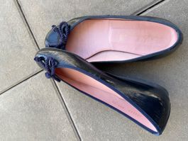 Pretty Ballerinas in blauem Lackleder mit Schleife (Gr. 38)