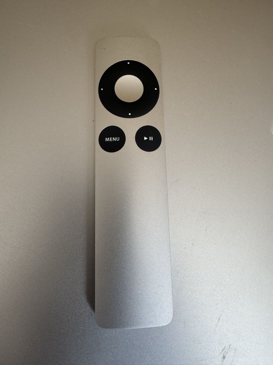 Apple Télécommandes: Télécommande Apple Remote aluminium état correct – D'occasion à Biel/Bienne par Baol1 2