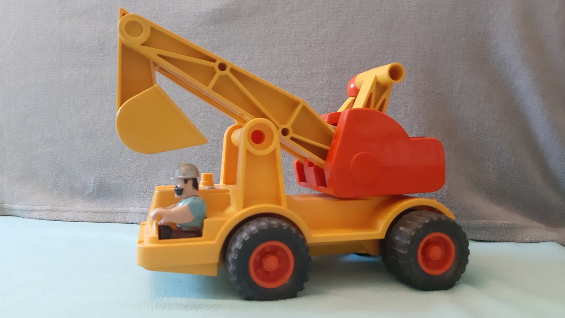 Fisher-Price Giocattoli: Fisher-Price - Bagger mit "Willi" dem Baggerführer – Usato da Rheinfelden venduto da Bistrello 1