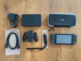 Nintendo Switch (V2) HAC-001(-01) mit Zubehör + Tragetasche