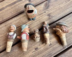 antike Weinflaschen-Verschlüsse Korkenzapfen mit Holzfiguren
