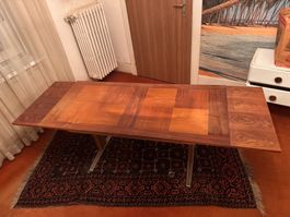 höhenverstellbarer und ausziehbarer Massivholz Salontisch