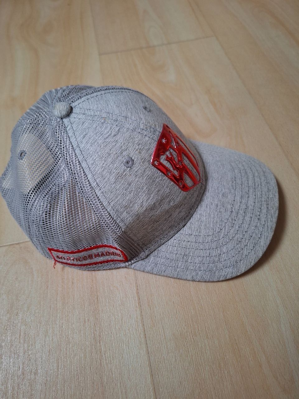 Hüte, Mützen & Caps: Graue Cap mit Atletico Logo, Mesh-Einsatz – Gebraucht aus Zürich von Iambarbara 1