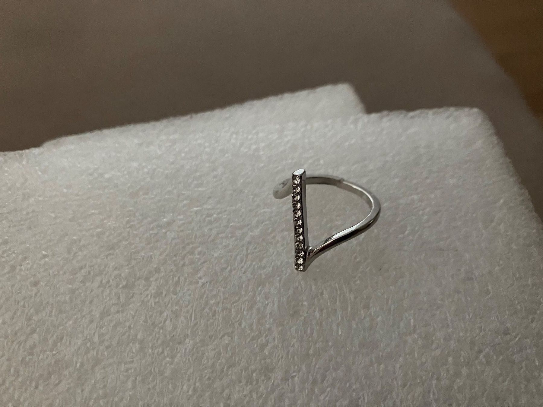 Ringe: Eleganter, modischer Ring, silberfarben mit synth. Steinchen – Neu (gemäss Beschreibung) aus Affoltern am Albis von Dlotti 3