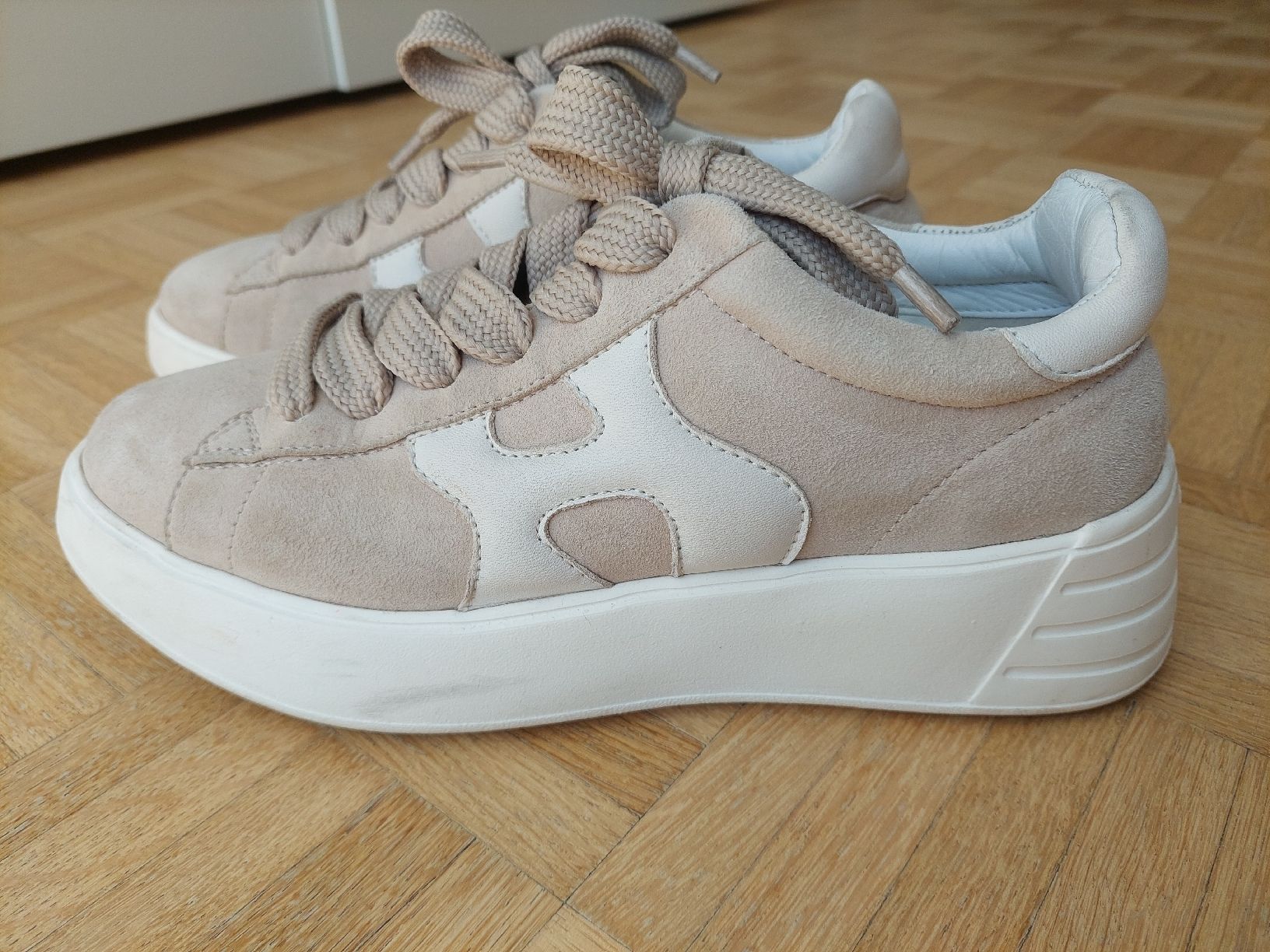 Hogan Damenschuhe: Hogan Sneaker Gr. 38 Beige/Weiss – Gebraucht aus Flims Dorf von Truemorish 1