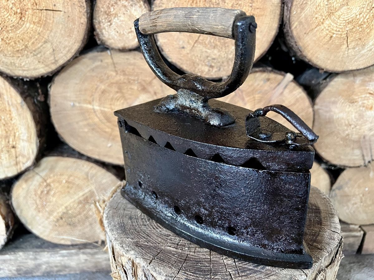 Fers à repasser: Antikes Kohle Bügel-Eisen. – D'occasion à Muotathal par OttoK01