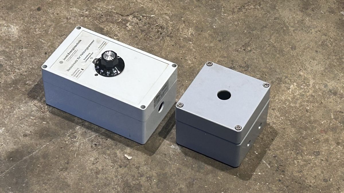 Interruttori: 2 Schaltkasten Schalter Thermostat  – Usato da Reichenbach i. K. venduto da Arve70