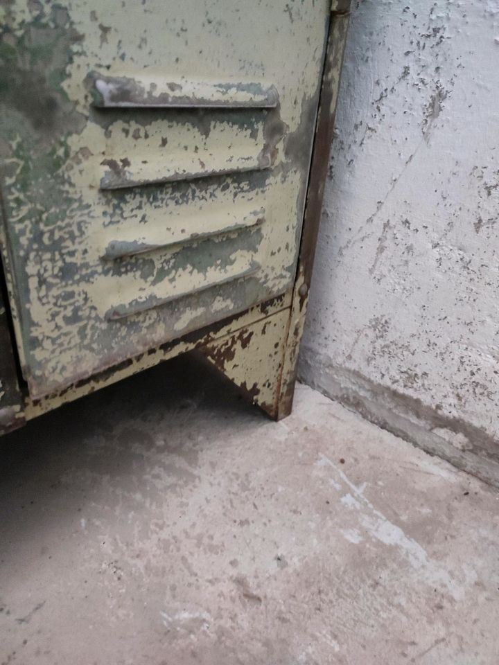 Schränke: SCH305 Antike Metalspind Blechschrank Locker Cabbin – Gebraucht aus kraiburg am inn von Vintage-Living 8