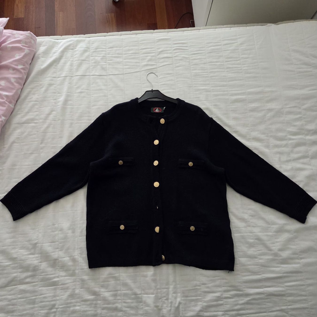 Pullover & Sweatshirts: 100% Wool navy cardigan in size M – Gebraucht aus Échichens von sosoleily