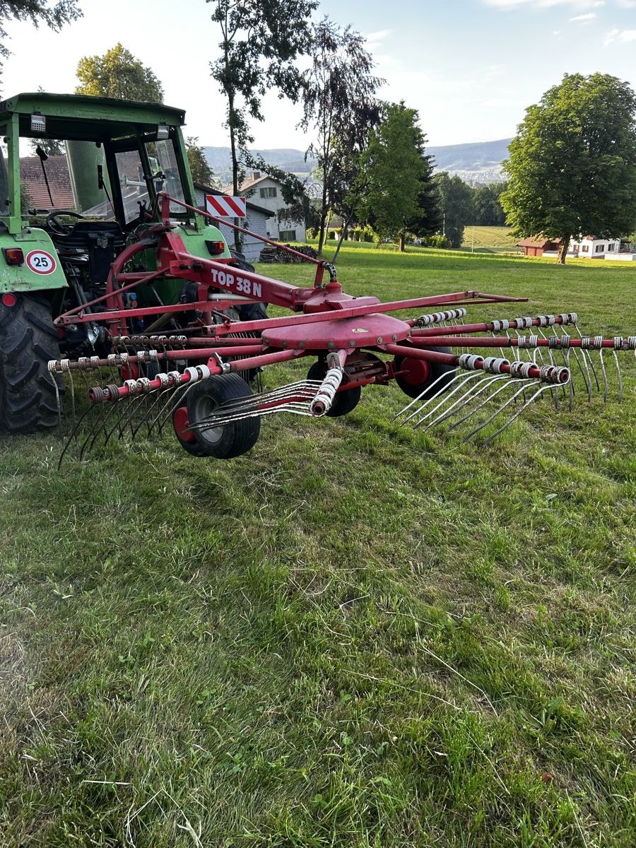 Pöttinger Raccolta foraggio grezzo: Kreiselschwader Pöttinger – Usato da Gretzenbach venduto da TeaRex 1