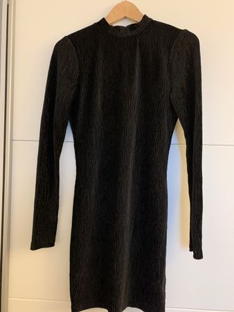 Schwarzes Samtkleid mit Rückenausschnitt Gr. S
