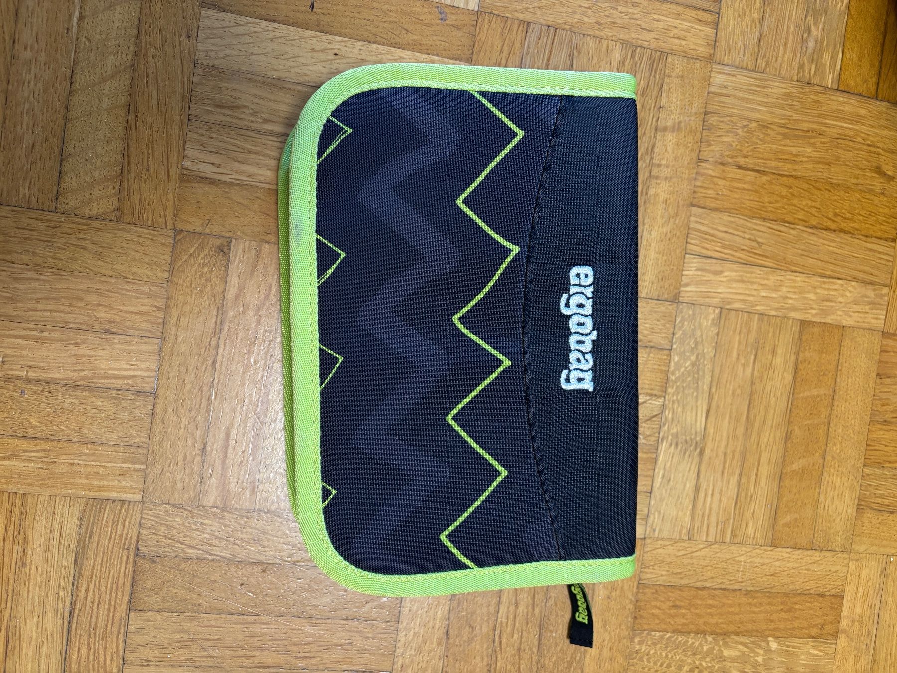 Allestimento di negozi e stand fieristici: Ergobag Schulrucksack Set neuwertig mit Etui & Ordner – Usato da wettingen venduto da christinalimsw 3