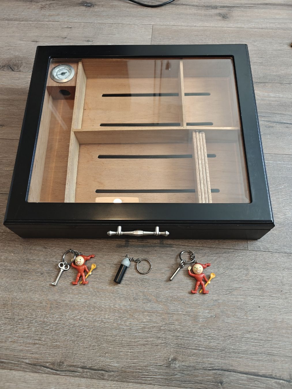 Humidor per sigari: Zigarrenkiste Humidor schwarz – Usato da Luzern venduto da RemsyRainbow