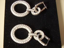 Ohrenstecker Hänger 5.5 cm lang mit Zirkonia Steinen.