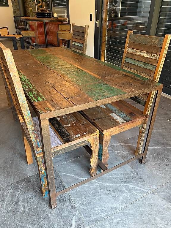 Set di tavolo e panche: Table et 4 chaises en bois à vendre – Usato da Arbaz venduto da cam_rqq2