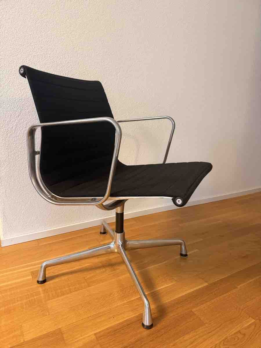 Vitra Chaises: Vitra Eames EA 107 – D'occasion à Stäfa par mar_7mhy