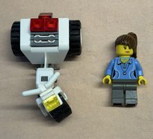 1 Stück  Lego Figur mit Motorrad.