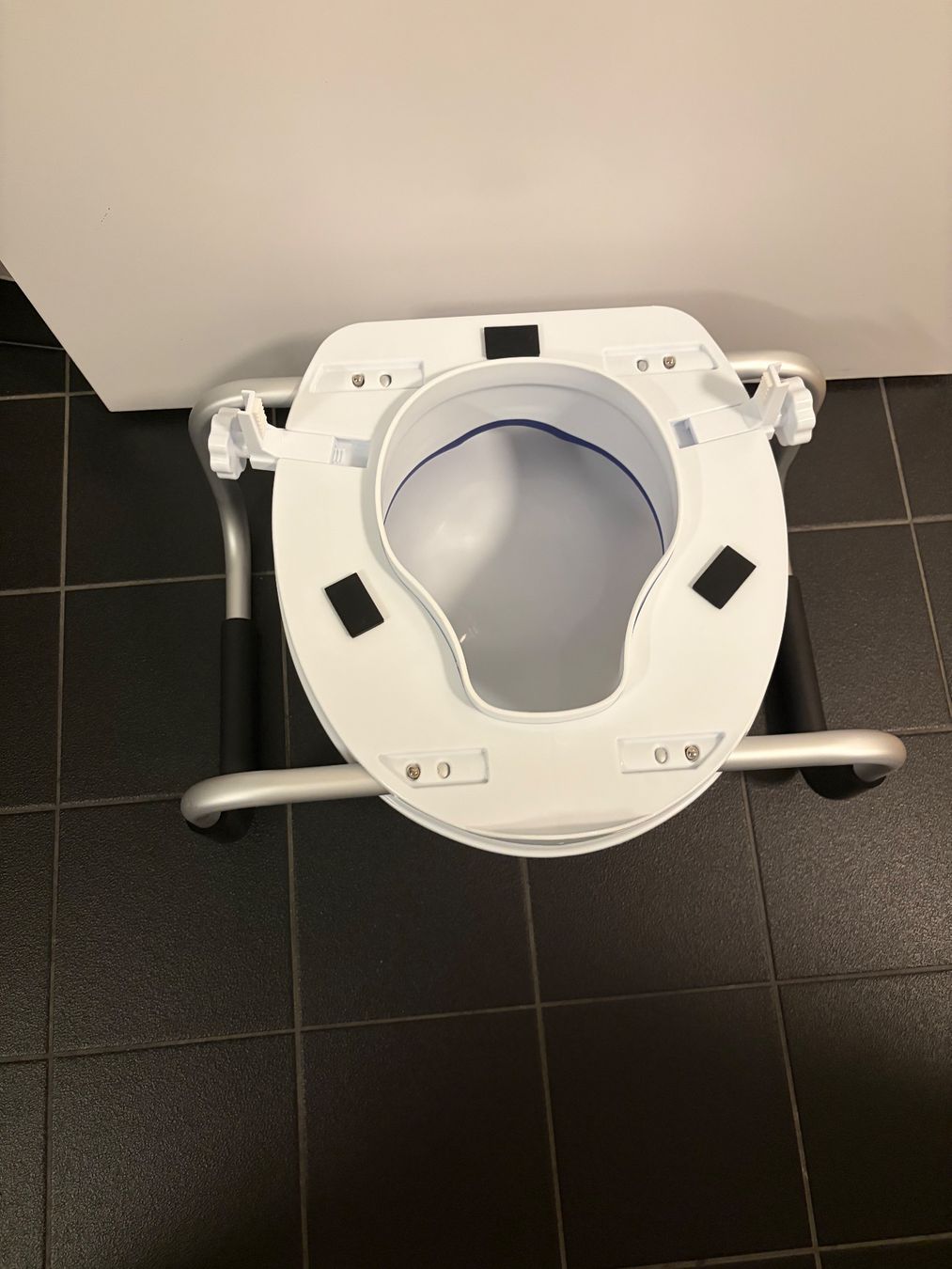 WC: Toilettensitzerhöhung mit Griffen – D'occasion à Lenzburg par Saskiasaurus 2