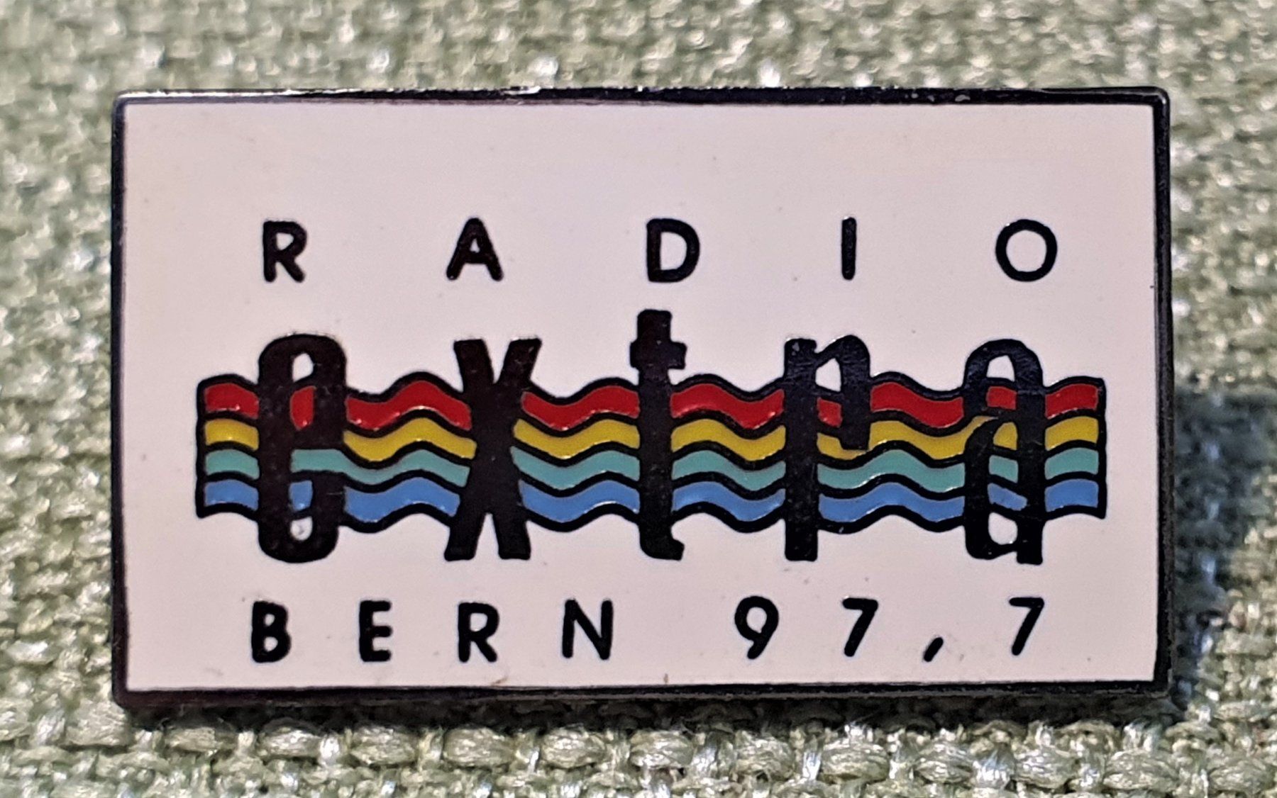 Placchette & Badge: O521 - Pin RADIO extra BERN 97.7 – Usato da Reinach BL venduto da Boston-Verkauf