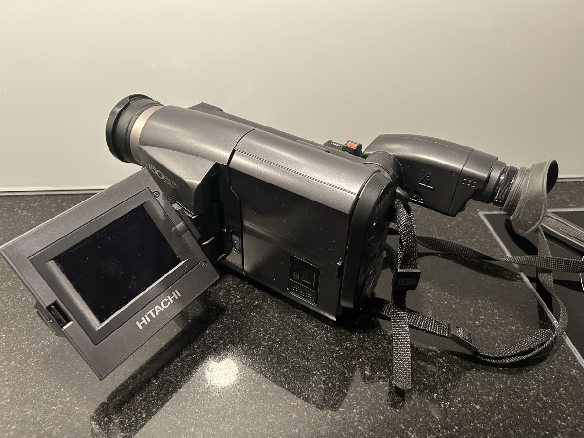 Hitachi Videocamere: Videokamera/ Videocamera Hitachi VM-E325LE – Usato da Tenero venduto da Laura-Pedu 1