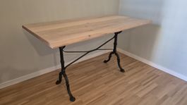 Tisch Eiche Massiv Holz mit Gusseisenfuss guter Zustand