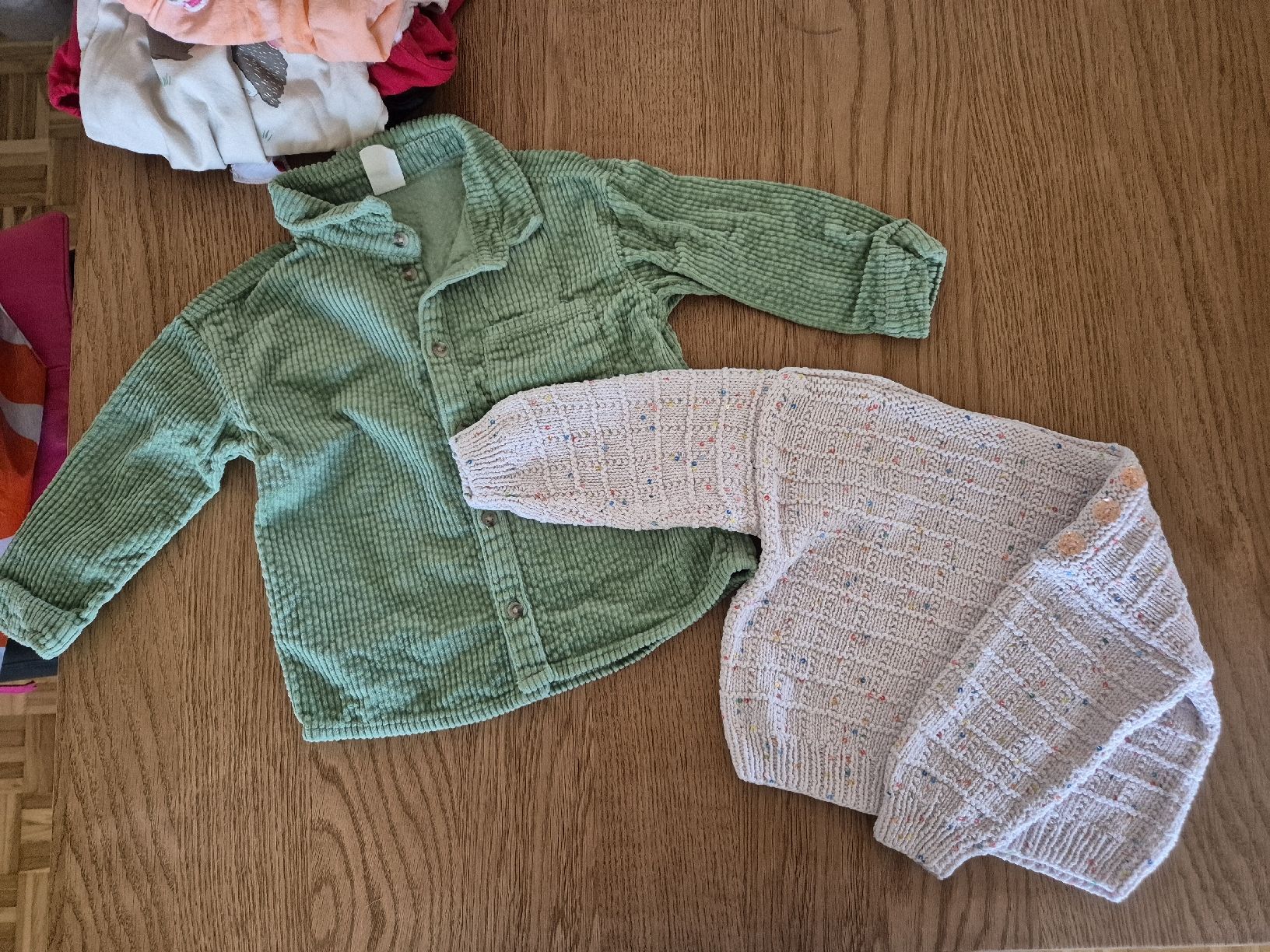 Lotti & Set di vestiti: riesiges Kleiderpaket Gr. 86-92 – Usato da Goldach venduto da Mona.93 1
