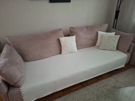Gemütliches Sofa in Altrosa mit Kissen