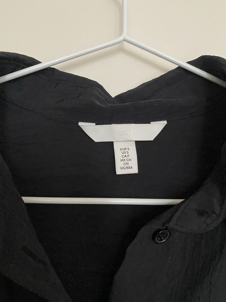 H&M Camicette: Schwarze Crinkle-Bluse – Usato da Luzern venduto da champagnelaury 3