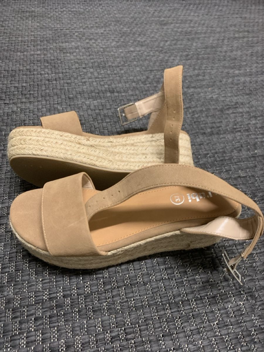 Scarpe da donna: Sandalen gr 37 dunkelbeige neuu – Usato da Bad Zurzach venduto da Cuore34 1