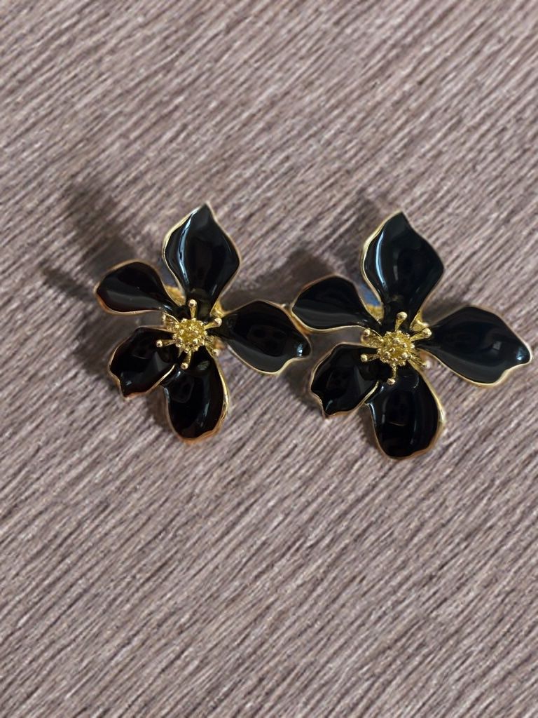 Orecchini pendenti & Orecchini a lobo: Boucles d'oreilles fleur noires et or – Nuovo e nell'imballaggio originale da St-Maurice venduto da Sandrinette123 1
