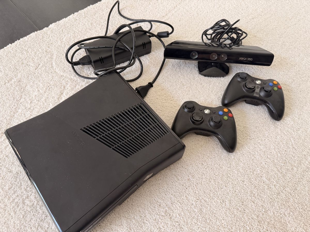 Microsoft Konsolen: Xbox 360 Konsole mit Kinect und 2 Controllern – Gebraucht aus Sempach von ljnaelena