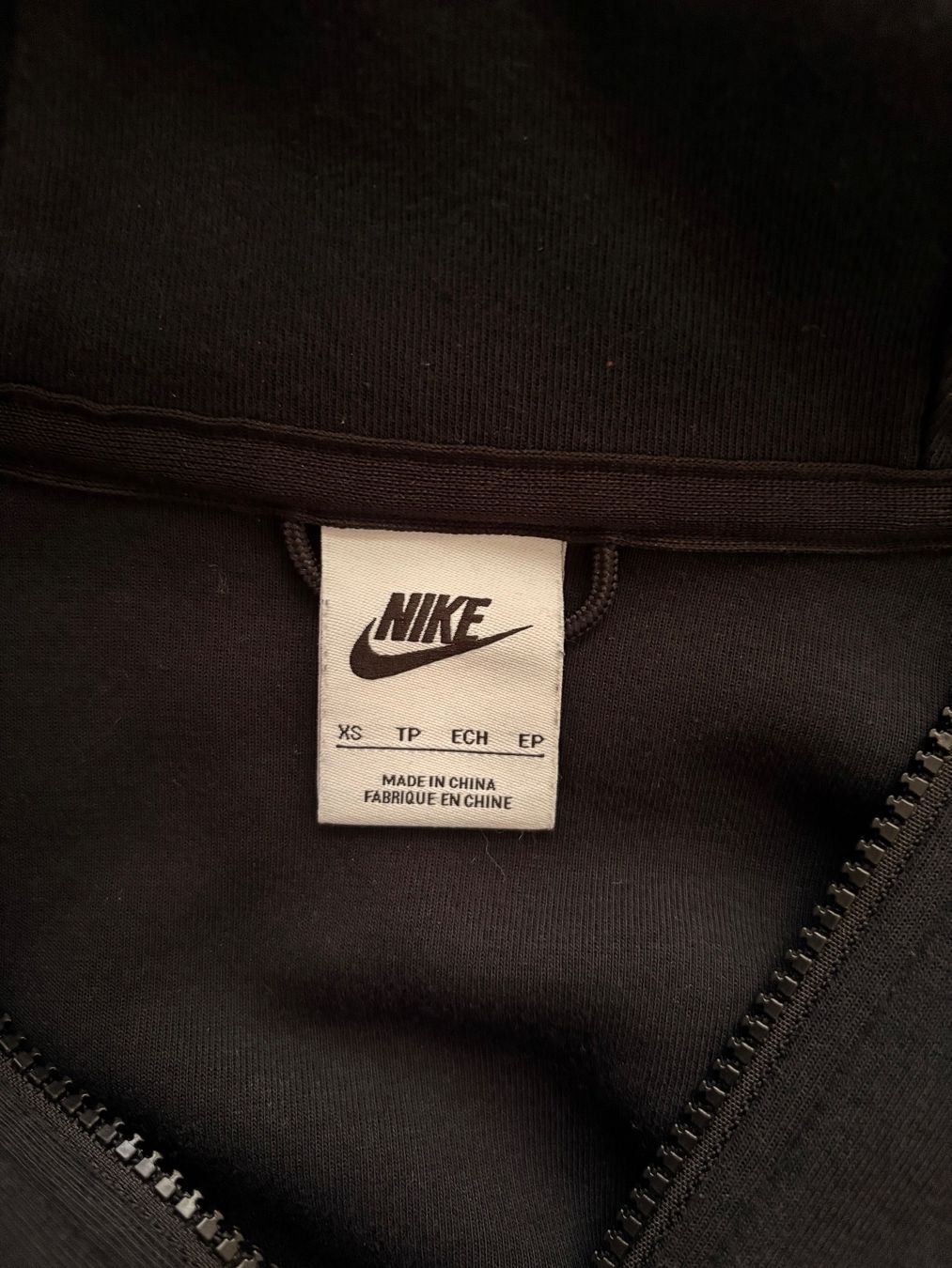 Nike Pullover & Sweatshirts: Nike Tech Gris et Noir – Gebraucht aus Nidau von smarties88 2