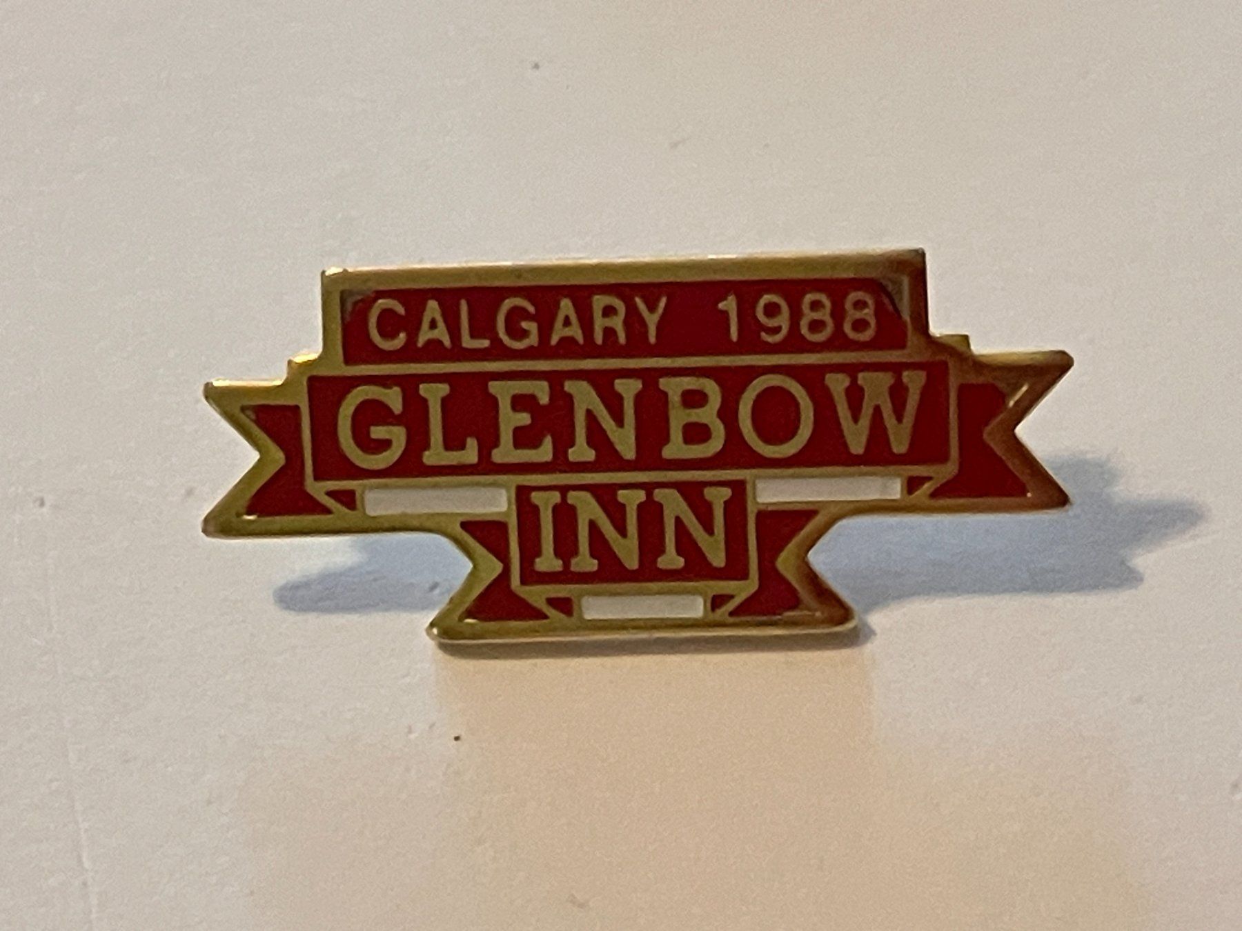 Placchette & Badge: 1 Pin Glenbow Inn Calgary 1988 – Usato da Basel venduto da djwwpp