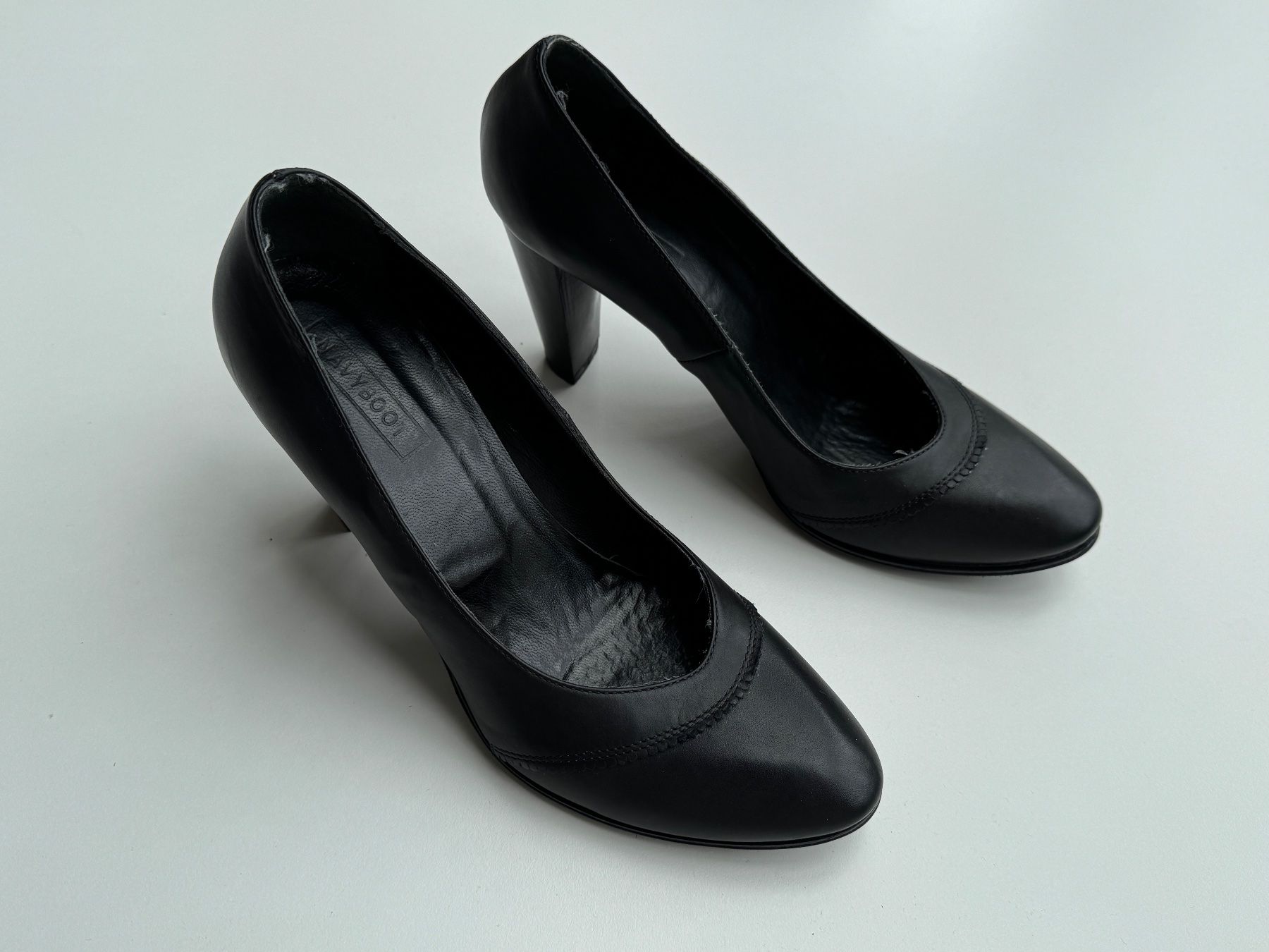 Navyboot Chaussures femmes: Navyboot schwarz Leder Highheels Gr 38.5 – D'occasion à Bremgarten b. Bern par misscello