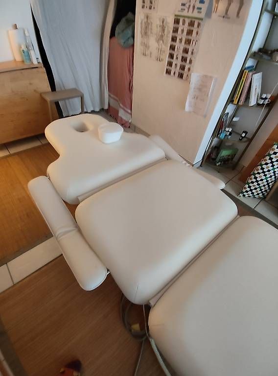 Lettini & sedie per cosmetici: Table de massage électrique  – Usato da Avenches venduto da syl_2fv6 4