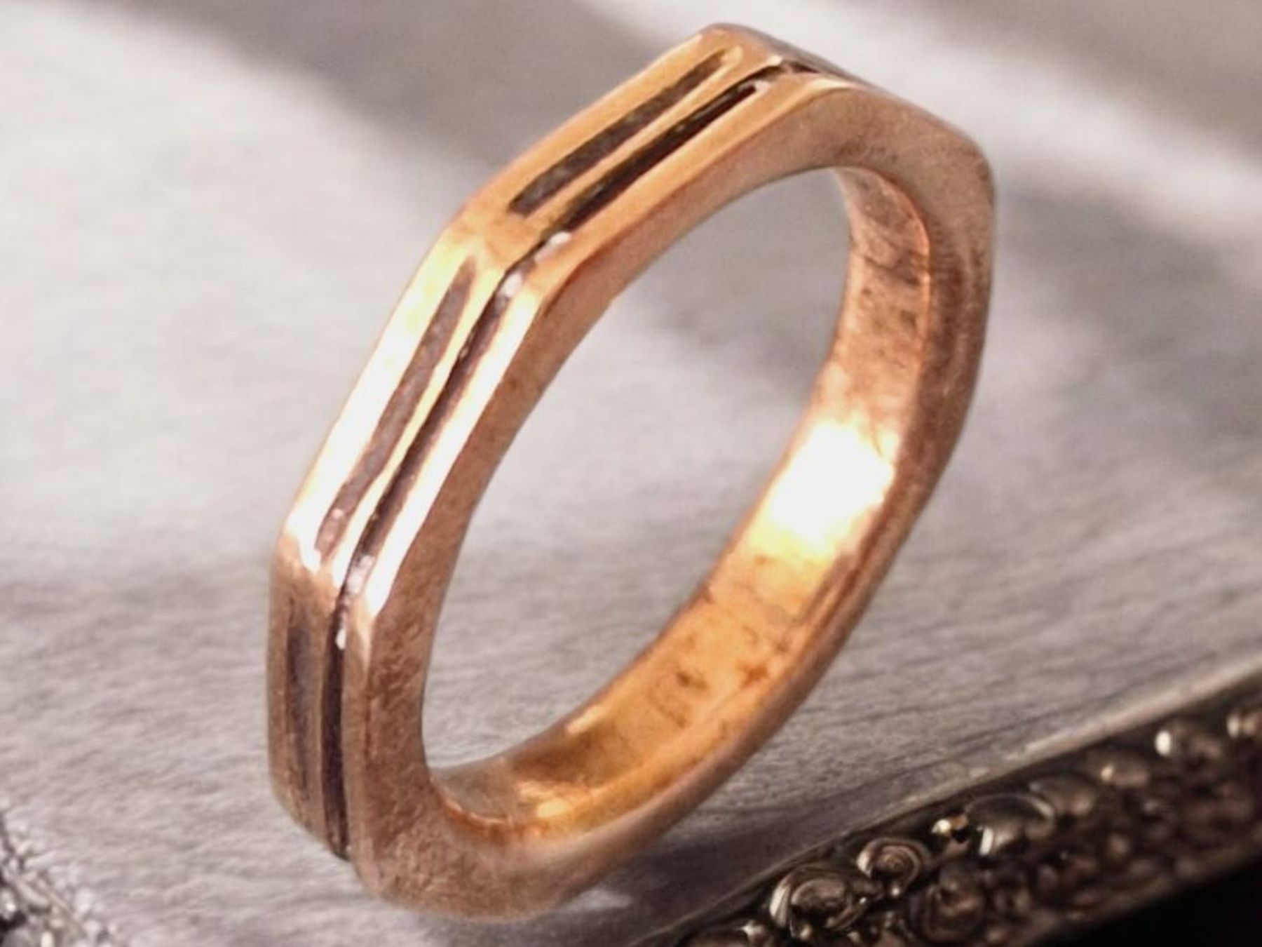Anelli: Bronze-Ring achteckig, gerillt, Gr. 47.5 – Nuovo e nell'imballaggio originale da Aarau venduto da Schmuckhoehle_MD 1