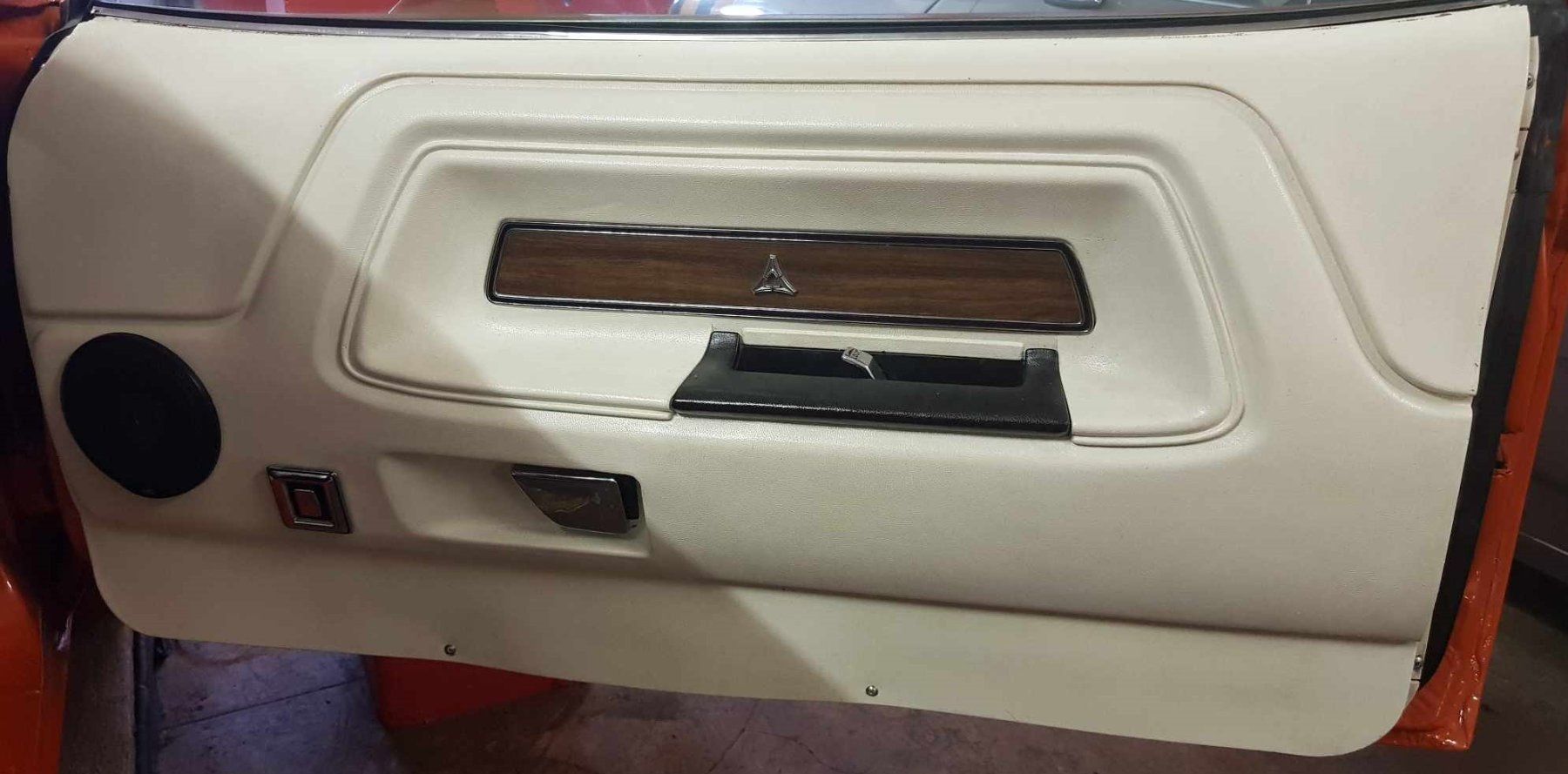 Dodge Tutti pezzi di ricambio auto: Dodge Challenger Interieur – Usato da Niedergösgen venduto da usc_8qc6 7
