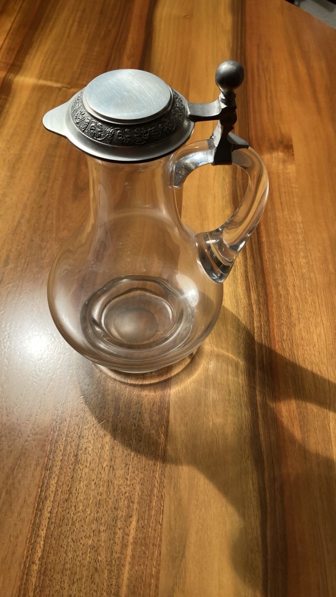 Caraffe: Weinkaraffe aus Glas mit Zinndeckel, neu. – Nuovo (secondo la descrizione) da Reinach BL venduto da santrian 1
