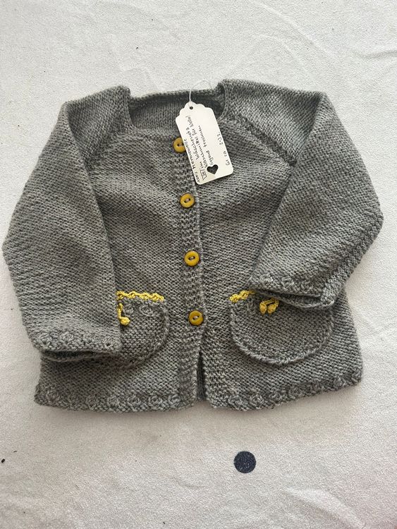 Handgestrickte Babyjacke, Grau mit gelben (Gebraucht) in