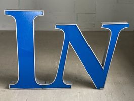 Grosse Leuchtreklame Buchstaben "I" & "N"