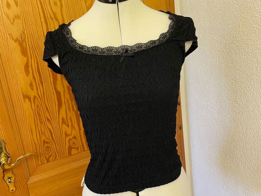 Top: Schwarzes Oberteil mit Spitze, Grösse XS – Nuovo (secondo la descrizione) da Dittingen venduto da nje_9nlt